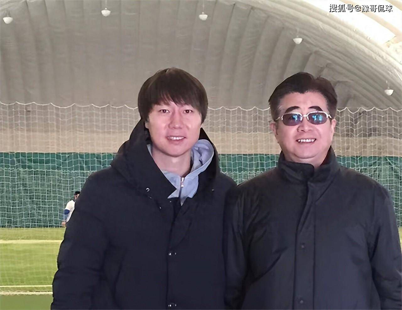 除了尼斯之外，法兰克福和斯图加特也在最近几周联系了兰斯了解情况。